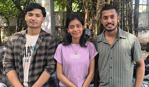 கோவையில் உள்ள தனியார் கல்லூரியில் பயிலும் நேபாளத்தை சேர்ந்த மாணவர்கள்.