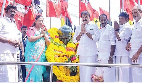 முன்னாள் முதல்வர் அண்ணாவின் பிறந்த நாளையொட்டி திருச்சி சிந்தாமணி பகுதியில் உள்ள  அண்ணா சிலைக்கு  தேமுதிக பொதுச்செயலாளர் பிரேமலதா தலைமையில் மாலை அணிவித்து மரியாதை செலுத்திய அக்கட்சியினர்.  | படம்: ர.செல்வமுத்துகுமார் |