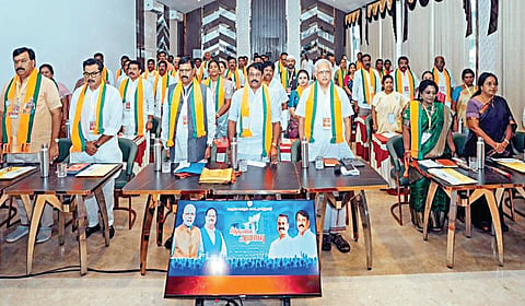 தமிழக பாஜக சார்பில் சிந்தனை அமர்வு கூட்டம் சென்னையில் நேற்று நடந்தது. தேசிய பொதுச் செயலாளர் பி.எல்.சந்தோஷ், மாநில தலைவர் நயினார் நாகேந்திரன், மூத்த தலைவர்கள் தமிழிசை, அண்ணாமலை,  பொன்.ராதா கிருஷ்ணன், மேலிட பொறுப்பாளர்கள் சுதாகர் ரெட்டி, அரவிந்த் மேனன் உள்ளிட்டோர் பங்கேற்றனர்.
