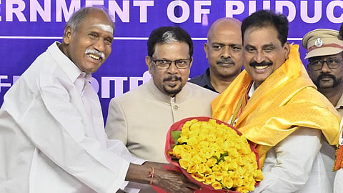 அமைச்சராகி 50 நாளாச்சு... இலாகா ஒதுக்கீடு என்னாச்சு? - பிரேக் போடும் ரங்கசாமி... பேசாமல் இருக்கும் பாஜக!