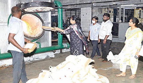 கடத்தல் கும்பல்களிடமிருந்து பறிமுதல் செய்யப்பட்ட ரூ.5 கோடி மதிப்புள்ள போதைப் பொருளை போதைப் பொருள் நுண்ணறிவு பிரிவு ஐஜி செந்தில் குமாரி தீயிலிட்டு அழித்தார்.