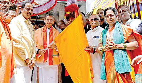 விசுவ ஹிந்து பரிஷத்தின் திருமலை திருப்பதி திருக்குடை ஊர்வலத்தை ஆளுநர் ஆர்.என்.ரவி, சென்னை பூக்கடையில் உள்ள சென்னகேசவ பெருமாள் கோயிலில் நேற்று தொடங்கி வைத்தார். விசுவ இந்து பரிஷத்தின் தலைவர் ஆண்டாள் சொக்கலிங்கம், மாநில செயலாளர் பாலமணிமாறன், அகில இந்திய டிரஸ்டி மணிகண்டன் உள்ளிட்டோர் உடனிருந்தனர். | படங்கள்: ம.பிரபு |