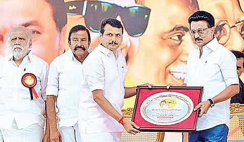 கரூரில் நேற்று நடைபெற்ற திமுக முப்பெரும் விழாவில் பங்கேற்ற முதல்வர் மு.க.ஸ்டாலினுக்கு நினைவு பரிசு வழங்கிய முன்னாள் அமைச்சர் செந்தில்பாலாஜி.