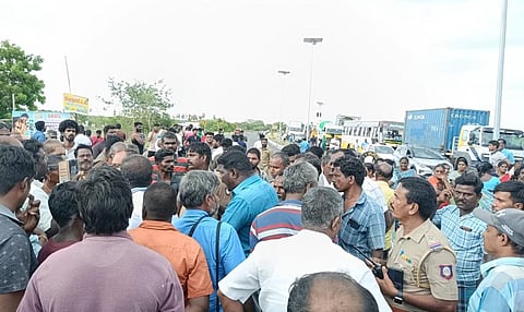எட்டயபுரம் அருகே கார் மோதி இளைஞர் உயிரிழப்பு: உறவினர்கள் மறியல் போராட்டம்