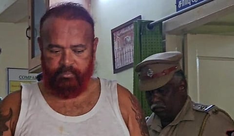 திண்டுக்கல் நகர் வடக்கு காவல் நிலையத்திற்கு அழைத்துவரப்பட்ட ரவுடி வரிச்சியூர் செல்வம்.