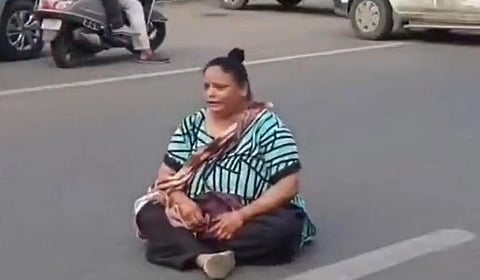 குஜராத்தில் பானிபூரி கேட்டு பெண் தர்ணா: போக்குவரத்து நெரிசல் ஏற்பட்டதால் வாகன ஓட்டிகள் அவதி