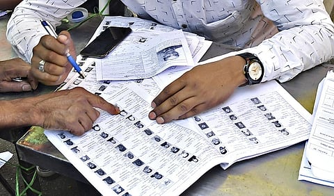 மேற்கு வங்கத்தில் வாக்காளர் பட்டியல் சிறப்பு திருத்தப் பணி அக்.6-ல் தொடக்கம்