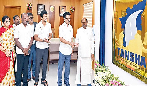 நெடுஞ்சாலைத் துறை சார்பில், சென்னை, கிண்டியில் உள்ள நெடுஞ்சாலை ஆராய்ச்சி நிலைய வளாகத்தில் கட்டப்பட்டுள்ள கலைஞர் நூற்றாண்டு கட்டிடத்தை முதல்வர் மு.க.ஸ்டாலின் திறந்து வைத்தார், மேலும், தமிழ்நாடு மாநில நெடுஞ்சாலை ஆணையத்தை தொடங்கிவைத்து அதற்கான இலச்சினையையும் வெளியிட்டார். நிகழ்ச்சியில், துணை முதல்வர் உதயநிதி ஸ்டாலின், அமைச்சர்கள் எ.வ.வேலு, ஆர்.எஸ்.ராஜகண்ணப்பன், மா.சுப்பிரமணியன், மேயர் பிரியா, தமிழச்சி தங்கபாண்டியன் எம்.பி., துணை மேயர் மு.மகேஷ்குமார், பொதுப்பணித் துறை செயலாளர் மங்கத் ராம் சர்மா மற்றும் அரசு உயர் அலுவலர்கள் கலந்து கொண்டனர்.