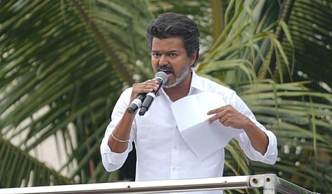 ‘கொள்ளையடிக்கும் நீங்களா... மக்கள் மனங்களில் இருக்கும் நானா?’ - நாகையில் திமுகவுக்கு சவால் விட்ட விஜய்