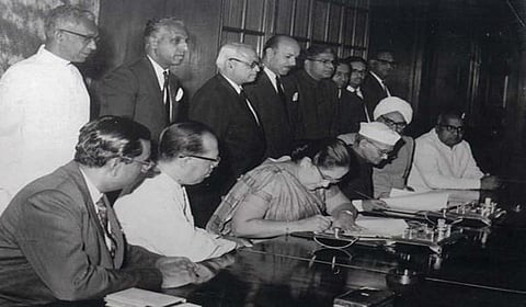 இந்திய வம்சாவளித் தமிழர்களின் எதிர்காலம் குறித்து 1964 அக்டோபர் 30 அன்று ஒப்பந்தத்தில் கையெழுத்திட்ட இந்திய பிரதமர் லால் பகதூர் சாஸ்திரி, இலங்கை பிரதமர் சிறிமாவோ பண்டாரநாயக்கா.