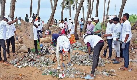 ராமேசுவரம் அக்னி தீர்த்தக் கடற்கரை அருகே நடந்த 
தூய்மை பணியின்போது சேகரிக்கப்பட்ட காலி மதுபாட்டில்கள்