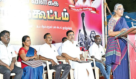 தூத்துக்குடியில் நடைபெற்ற பொதுக்கூட்டத்தில் மார்க்சிஸ்ட் கம்யூனிஸ்ட் கட்சியின் அரசியல் தலைமை குழு உறுப்பினர் உ.வாசுகி பேசினார்.  | படம்: என்.ராஜேஷ் |