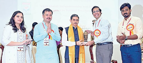 சென்னை ஐஐடி மற்றும் திங்க் இந்தியா அமைப்பு சார்பில் ‘தக்‌ஷினபதா மாநாடு 2025’ நேற்று தொடங்கியது.இதில் ஆளுநர் ஆர்.என்.ரவிக்கு ஐஐடி
இயக்குநர் காமகோடி நினைவு பரிசு வழங்கினார். படம்: எஸ்.சத்தியசீலன்