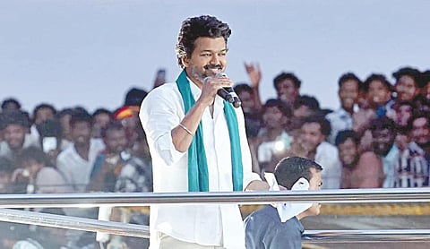 திருவாரூர் தெற்கு வீதியில் நேற்று மாலை தொண்டர்கள் மத்தியில் பேசிய தவெக தலைவர் விஜய்.