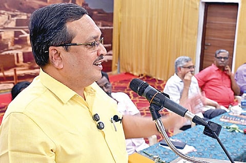 தமுஎகச சார்பில் மதுரையில் நேற்று நடைபெற்ற சிந்துவெளி நாகரிகம் உலகுக்கு அறிவிக்கப்பட்ட நூற்றாண்டு நிறைவு கருத்தரங்கில் பேசினார் மத்திய தொல்லியல் துறை இயக்குநர் அமர்நாத் ராமகிருஷ்ணா. படம்: ஜி.மூர்த்தி