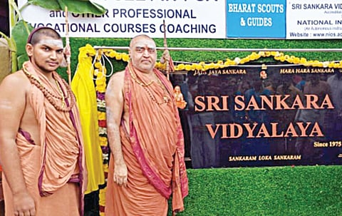 ஸ்ரீ சாரதா நவராத்திரி விழாவை முன்னிட்டு, நேற்று சென்னைக்கு வருகை புரிந்துள்ள காஞ்சி சங்கர மடத்தின் பீடாதிபதிகள் ஸ்ரீ விஜயேந்திர சரஸ்வதி சுவாமிகள், ஸ்ரீ சத்ய சந்திரசேகரேந்திர சரஸ்வதி சுவாமிகள்.