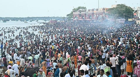 ராமேசுவரம் அக்னி தீர்த்தக் கடற்கரையில் புனித நீராடிய பக்தர்கள் | படங்கள்: எல்.பாலச்சந்தர்