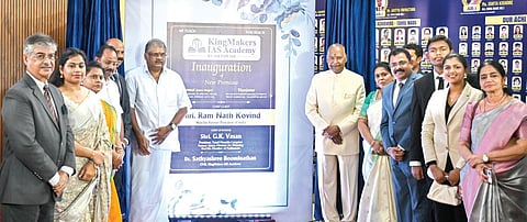 கிங் மேக்கர்ஸ் ஐஏஎஸ் அகாடமியின் புதிய வளாகம் திறப்பு விழா சென்னை அண்ணா நகரில் நேற்று நடைபெற்றது. இதில் முன்னாள் குடியரசுத் தலைவர் ராம்நாத் கோவிந்த் பங்கேற்று புதிய வளாகத்தை திறந்து வைத்தார். தமாகா தலைவர் ஜி.கே.வாசன், கிங் மேக்கர்ஸ் ஐஏஎஸ் அகாடமியின் நிறுவனர் பூமிநாதன், இணை நிறுவனர் சத்ய பூமிநாதன் உள்ளிட்டோர் உடனிருந்தனர். படம்: எஸ்.சத்தியசீலன்