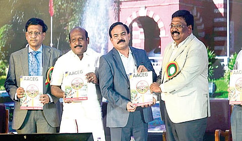 சென்னை அண்ணா பல்கலைக்கழகத்தில் கிண்டி பொறியியல் கல்லூரி முன்னாள் மாணவர்கள் சங்கத்தின் நூற்றாண்டு விழா நேற்று நடைபெற்றது. உயர்கல்வித் துறை அமைச்சர் கோவி. செழியன் மற்றும் உயர்கல்வி துறை செயலாளர் பொ.சங்கர் ஆகியோர் சங்கத்தின் நூற்றாண்டு மலரை வெளியிட்டனர்.