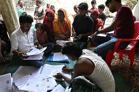 வாக்காளர் சிறப்புத் தீவிர திருத்தப் பணியின்போது ஆவணங்களுடன் திரண்டுள்ள பிஹார் வாக்காளர்கள்.