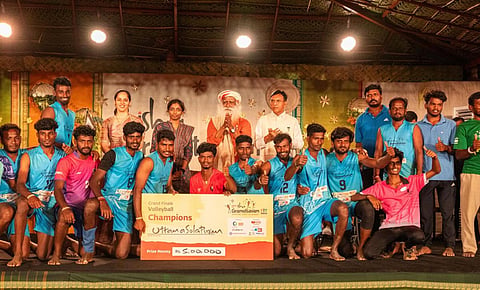 ஈஷாவின் கிராமோத்சவம் விளையாட்டுத் திருவிழாவின் இறுதிப் போட்டியில் வெற்றி பெற்ற அணிக்கு பரிசு மற்றும் கோப்பையை வழங்கிய மத்திய அமைச்சர் மன்சுக் மாண்டவியா. அருகில், ஈஷா நிறுவனர் சத்குரு உள்ளிட்டோர்.