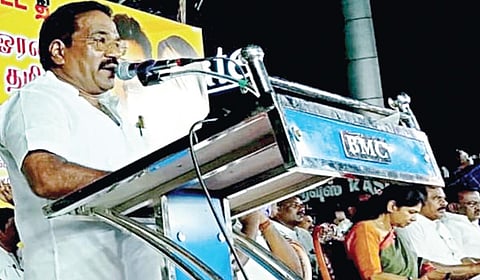 நாகர்கோவிலில் திமுக பொதுக்கூட்டத்தில் பேசுகிறார் மேயர் மகேஷ். மேடையில் கனிமொழி, எம்.பி. உள்ளிட்டோர்.
