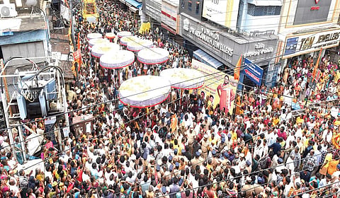 ஹிந்து தர்மார்த்த சமிதி அறக்கட்டளை சார்பில், திருப்பதி திருக்குடை உபய உற்சவம் ஊர்வலம் பூக்கடை சென்ன கேசவ பெருமாள் கோயில் அருகே நேற்று தொடங்கியது. உடுப்பி ஸ்ரீ பலிமார் மடம் பீடாதிபதி ஸ்ரீவித்யாதீஷ தீர்த்தரு சுவாமிஜி, அறங்காவலர் ஆர்.ஆர்.கோபால்ஜி உள்ளிட்டோர் இதில் பங்கேற்றனர்,  | படங்கள்: எல்.சீனிவாசன் |