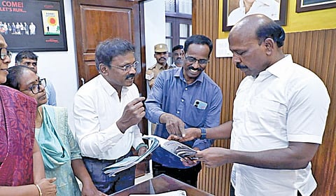 நலவாழ்வு சேவைக்கான உரிமைச் சட்டத்தை உடனடியாக நிறைவேற்ற வலியுறுத்தி, அமைச்சர் மா.சுப்பிரமணியத்திடம் தமிழ்நாடு அறிவியல் இயக்கம் சார்பில் மனு அளிக்கப்பட்டது.