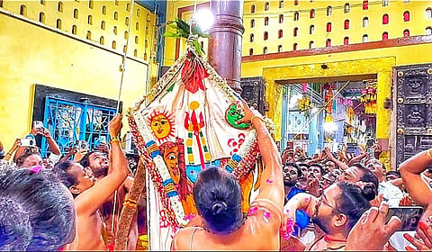 குலசேகரன்பட்டினம் தசரா திருவிழா கொடியேற்றம் கோலாகலம்: ஏராளமான பக்தர்கள் தரிசனம்