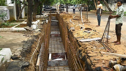 சாலைகளில் தோண்டும் பள்ளங்களை மூடாமல் விட்டுச் சென்றால் போலீஸில் புகார் அளிக்கலாம்: உயர் நீதிமன்றம் உத்தரவு