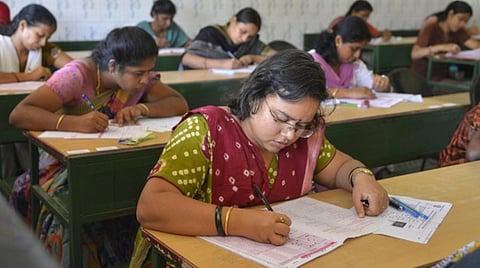 முதுகலை ஆசிரியர் தேர்வை தள்ளிவைக்க ஆலோசனை 