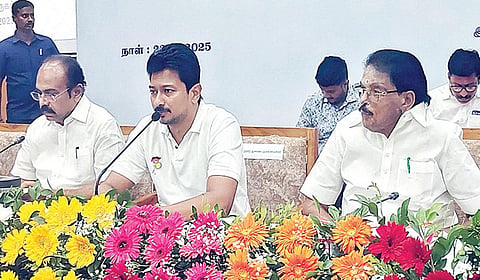 விருதுநகரில் நேற்று நடைபெற்ற அனைத்துத் துறை அலுவலர்கள் ஆய்வுக் கூட்டத்தில் துணை முதல்வர் உதயநிதி பேசினார். உடன், அமைச்சர்கள் சாத்தூர் ராமச்சந்திரன், தங்கம் தென்னரசு உள்ளிட்டோர்.