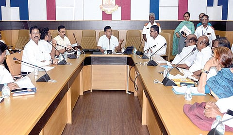 சென்னை மாவட்டத்தில் வாக்குச்சாவடிகள் மறு சீரமைப்பு தொடர்பாக, அனைத்து
அங்கீகரிக்கப்பட்ட அரசியல் கட்சி பிரதிநிதிகளுடன் மாவட்ட தேர்தல் அலுவலர் குமரகுருபரன் மற்றும் அலுவலர்களின் ஆலோசனைக் கூட்டம் ரிப்பன் கட்டிடத்தில் நேற்று நடைபெற்றது. | படம்: எல்.சீனிவாசன் |