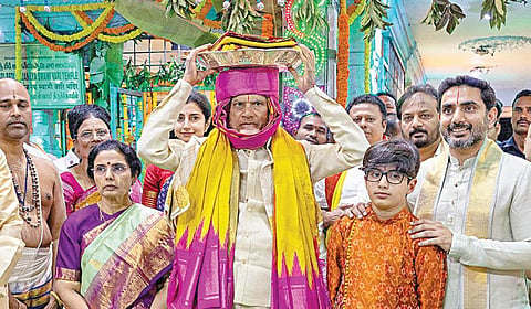 ஏழுமலையான் கோயில் பிரம்மோற்சவத்தை முன்னிட்டு, ஆந்திர அரசு தரப்பில், நேற்று முதல்வர் சந்திரபாபு நாயுடு பட்டு வஸ்திரங்களை சுவாமிக்கு காணிக்கையாக வழங்கினார். அப்போது மனைவி புவனேஸ்வரி, மகன் லோகேஷ் பேரன் தேவான்ஷ் ஆகியோரும் உடன் இருந்தனர்.