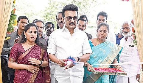 சென்னை மாநகராட்சி சார்பில் கொளத்தூர் ரங்கசாயி தெருவில் 
ரூ.3 கோடியே 96 லட்சத்து 50 ஆயிரம் செலவில் கட்டப்பட்டுள்ள சென்னை நடுநிலைப் பள்ளி கட்டிடத்தை முதல்வர் மு.க.ஸ்டாலின் நேற்று திறந்து வைத்தார்.