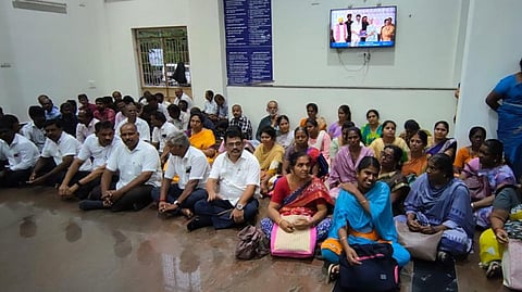 ‘உங்களுடன் ஸ்டாலின்’ திட்டத்தை புறக்கணித்து வருவாய்த் துறை அலுவலர் சங்கங்களின் கூட்டமைப்பு சார்பில் காத்திருப்பு போராட்டம். | இடம் - மதுரை மாவட்ட ஆட்சியர் அலுவலகம். | படம்: எஸ். கிருஷ்ணமூர்த்தி