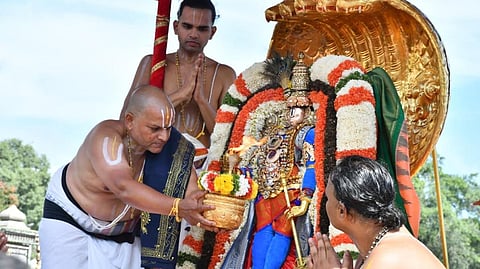 திருப்பதி ஏழுமலையான் கோயில் பிரம்மோற்சவ விழாவின் 2-ம் நாளான நேற்று காலை சின்ன சேஷ வாகனத்தில் ஸ்ரீகிருஷ்ணர் அலங்காரத்தில் மலையப்பர் எழுந்தருளினார்.