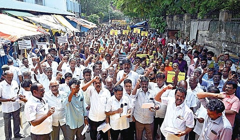 நீலக்கொடி மற்றும் கடல்வழி மேம்பாலம் திட்டங்கள் மீனவர்களின் வாழ்வாதாரத்தை பாதிக்கும் வகையில் உள்ளதாகக் கூறி தென் சென்னை அனைத்து மீனவ கிராமத்தினர், மாவட்ட ஆட்சியர் அலுவலகம் அருகில் நேற்று ஆர்ப்பாட்டத்தில் ஈடுபட்டனர். | படம்: எஸ்.சத்தியசீலன் |