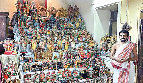 திருவல்லிக்கேணி அத்தங்கி ஸ்வாமி திருமாளிகை நவராத்திரி கொலு விழாவில் உ.வே. நிவாசாச்சாரியார் ஸ்வாமி. | படங்கள்: எஸ்.சத்தியசீலன் |