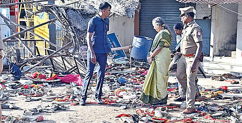 நெரிசல் நிகழ்ந்த வேலுசாமிபுரத்தில் நேற்று ஆய்வு செய்த முன்னாள் நீதிபதி அருணா ஜெகதீசன். படம்:  ஆர்.வெங்கடேஷ்