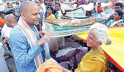 திருமலை மாட வீதிகளில் தேவஸ்தான நிர்வாக அதிகாரி ஆய்வு