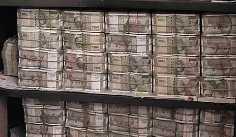 வங்கி வாடிக்கையாளர்களின் ரூ.16 கோடியை சுருட்டிய அதிகாரி