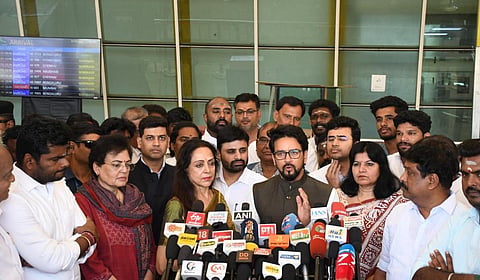கோவை விமான நிலையத்தில் ஹேமா மாலினி தலைமையிலான எம்.பிக்கள் குழுவினர் செய்தியாளர்களை சந்தித்தனர்.