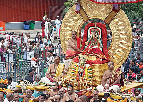 திருப்பதி பிரம்மோற்சவத்தின் 7-ம் நாளான நேற்று காலை, சூரியபிரபை வாகனத்தில் மலையப்பர் சூரிய நாராயணராக எழுந்தருளினார்.