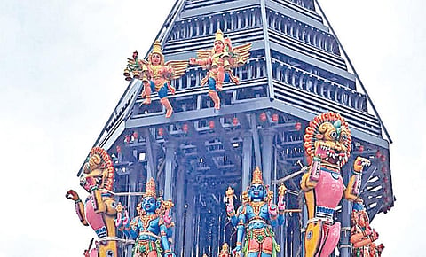 இன்றைய தேரோட்டத்திற்கு தயாராக  இருக்கும் திருமலை கோயில் குளத்துக்கு எதிரே உள்ள தேர்.