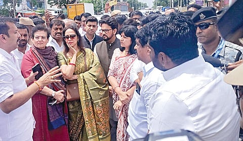 கரூர் வேலுசாமிபுரத்தில் கூட்ட நெரிசல் ஏற்பட்ட இடத்தில் நேற்று ஆய்வு மேற்கொண்ட ஹேமமாலினி தலைமையிலான பாஜக கூட்டணி எம்.பி.க்கள் குழுவினர்.