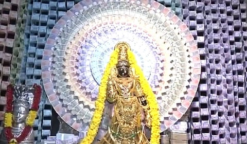 ஆந்திராவில் 7 கிலோ தங்கம், 5 கோடி ரூபாய் நோட்டுகளால் அம்மனுக்கு அலங்காரம்