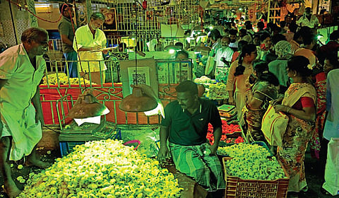 ஆயுத பூஜையை முன்னிட்டு, கோயம்பேடு மார்க்கெட் சிறப்பு சந்தை விற்பனையில் மலர்கள், மா இலை தோரணம், பழ வகைகள் விற்பனைக்காக வைக்கப்பட்டிருந்தன. | படங்கள்: ம.பிரபு |