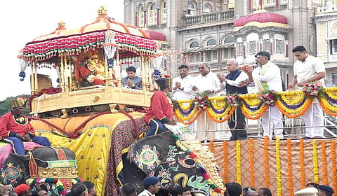 மைசூரு தசரா விழாவின் இறுதி நாளான நேற்று ஜம்பு சவாரி ஊர்வலம் நடைபெற்றது. 750 கிலோ எடை கொண்ட தங்க அம்பாரியில் சாமுண்டீஸ்வரி அம்மன் வீற்றிருக்க அதனை அபிமன்யூ யானை சுமந்து  சென்ற போது கர்நாடக முதல்வர் சித்தராமையா, துணை முதல்வர் டி.கே.சிவகுமார் உள்ளிட்டோர் மலர் தூவி அம்மனை வணங்கினர்.