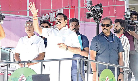 தருமபுரியில் நேற்று பொதுமக்களிடையே பேசிய அதிமுக பொது செயலாளர் பழனிசாமி.